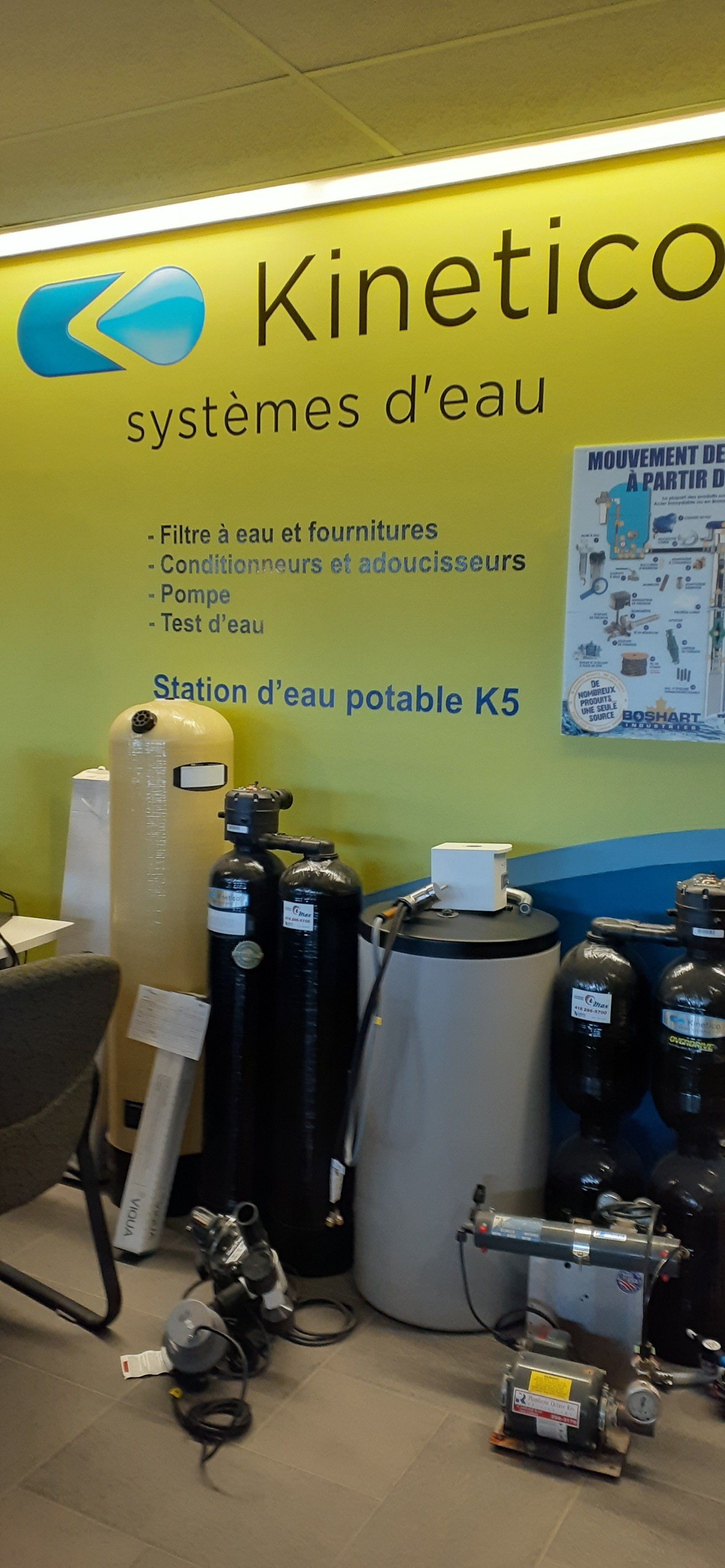 Un mur jaune avec le mot kinetica dessus