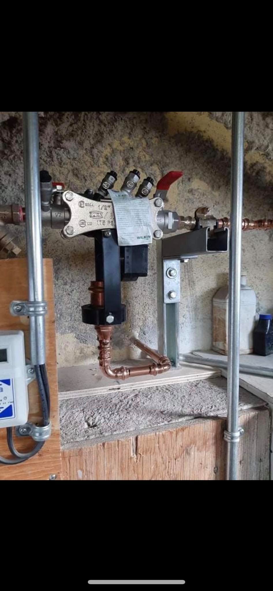 Un gros plan d'un tuyau sur un mur dans une pièce.