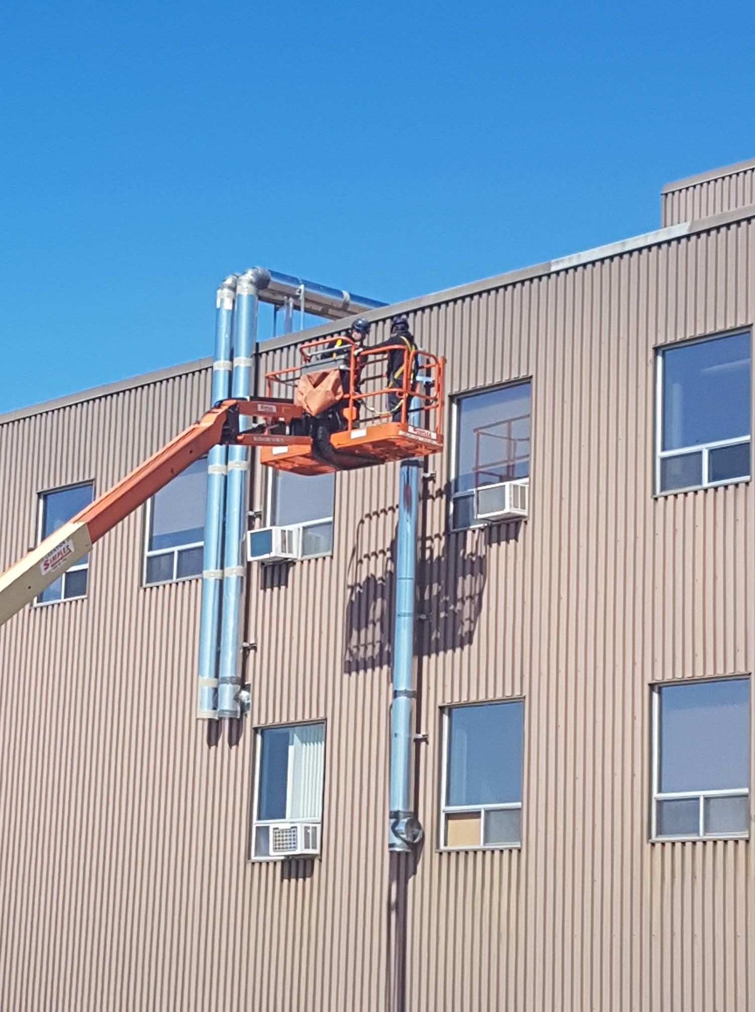Une grue est attachée au côté d'un bâtiment