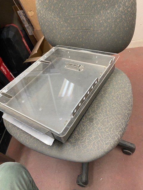 Une chaise avec un plateau transparent dessus