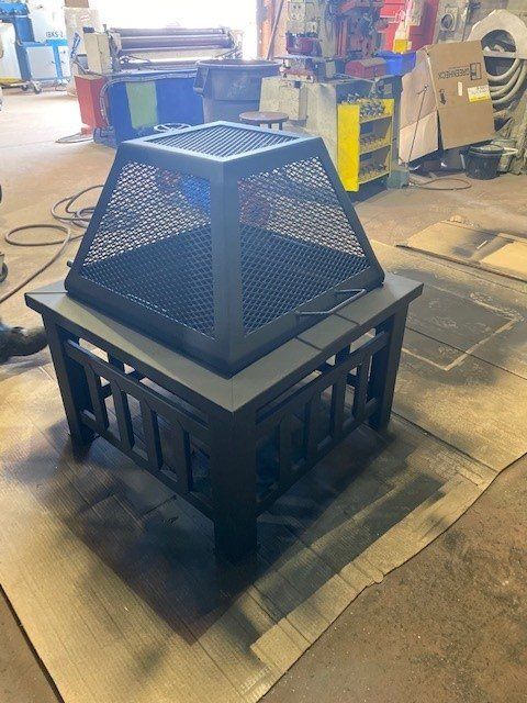 Un foyer est posé sur une table dans un atelier.