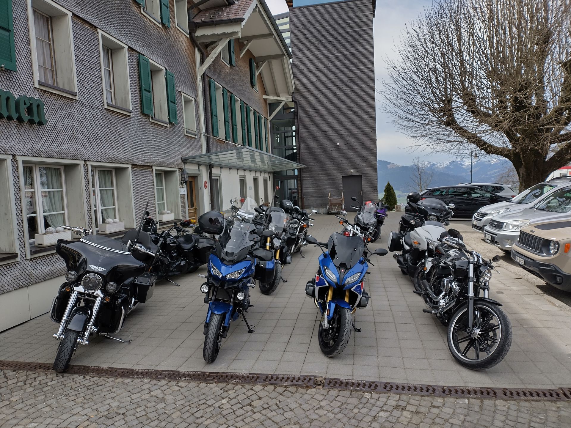Motorräder sauber aufgestellt und ready für Abfahrt nach der Verpflegung.