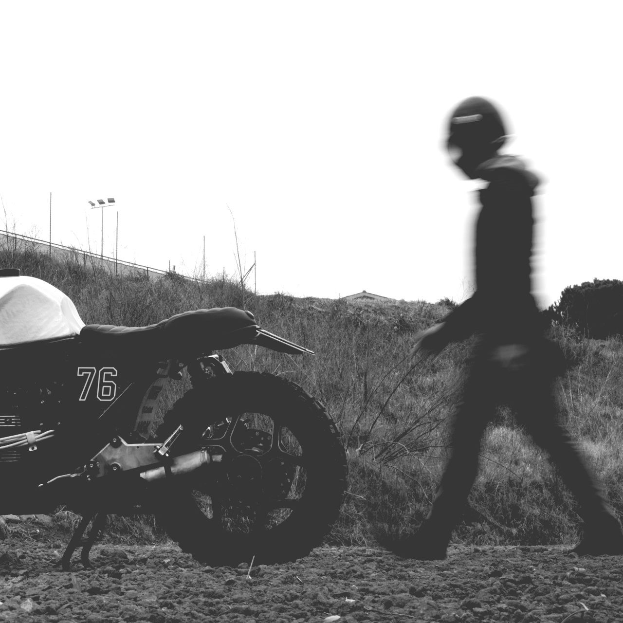 Motorradfahrer, der zum Motorrad schreitet