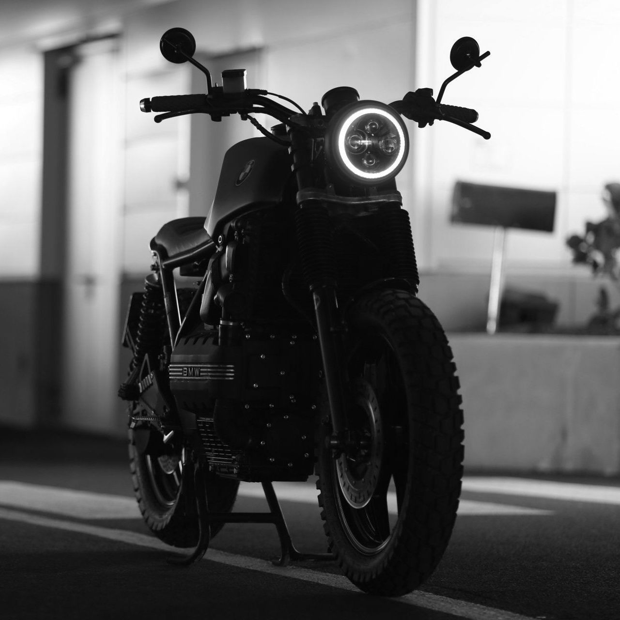 BMW-Motorrad in einer Garage geparkt