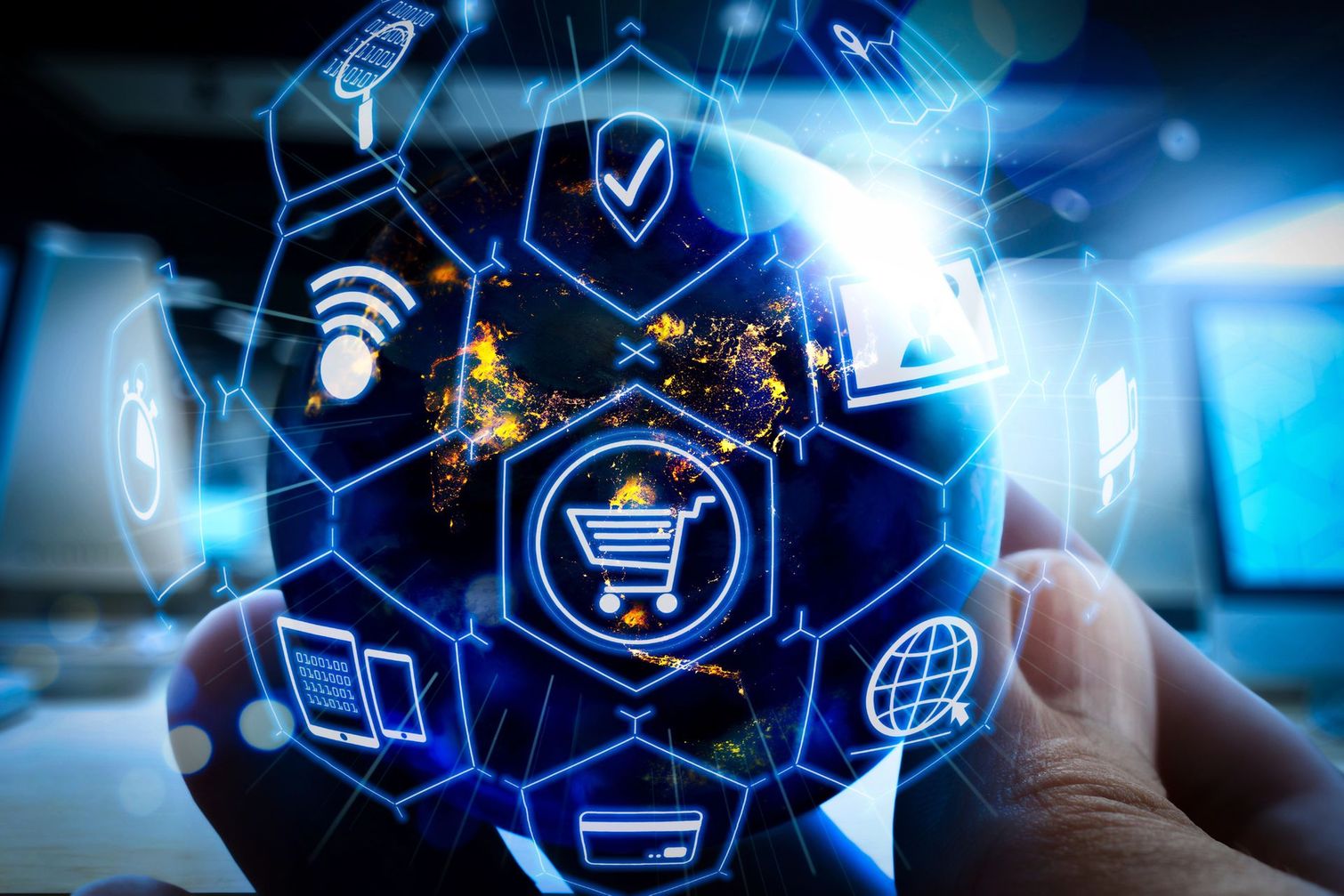 Una mano che regge icone di rete digitali luminose attorno a un carrello di un negozio online in un'interfaccia tecnologica blu