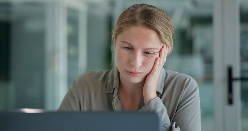 Woman with Brain Fog and Chronic Fatigue, two symptoms of Mitochondrial Dysfunction