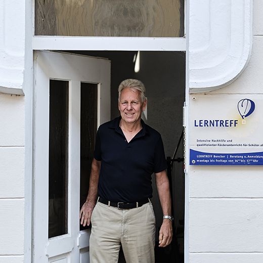 Schulleiter Helgi Bencker steht vor dem Eingang des Lerntreff Menden