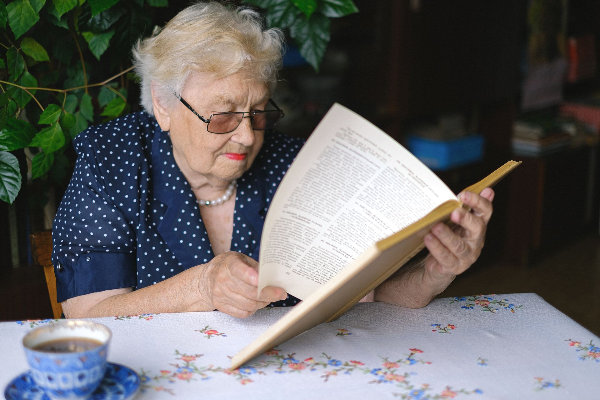 Seniorin beim Lesen