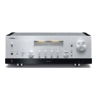 Amplificateur stéréo argenté avec boutons et affichage sur fond blanc