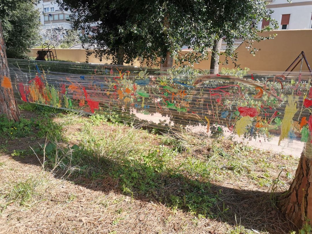 Cortile con giardino della scuola dell'infanzia a Palermo.