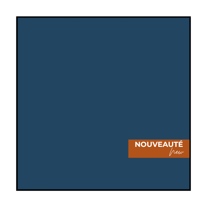 Un carré blanc avec un cadre noir sur fond blanc.