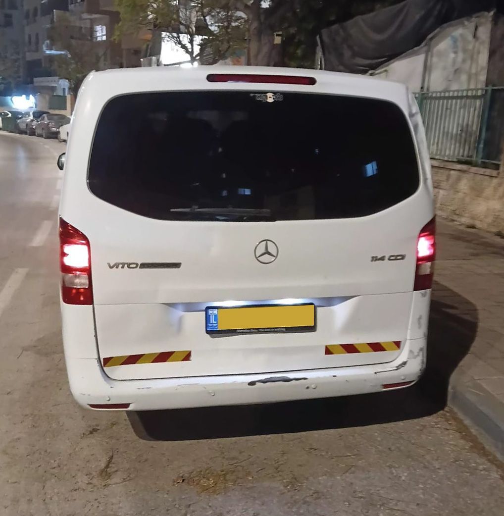 מבט אחורי על ואן לבן וממותג, מוכן להתחיל נסיעת הסעות לנתבג. (מתאר ואן לבן חונה)