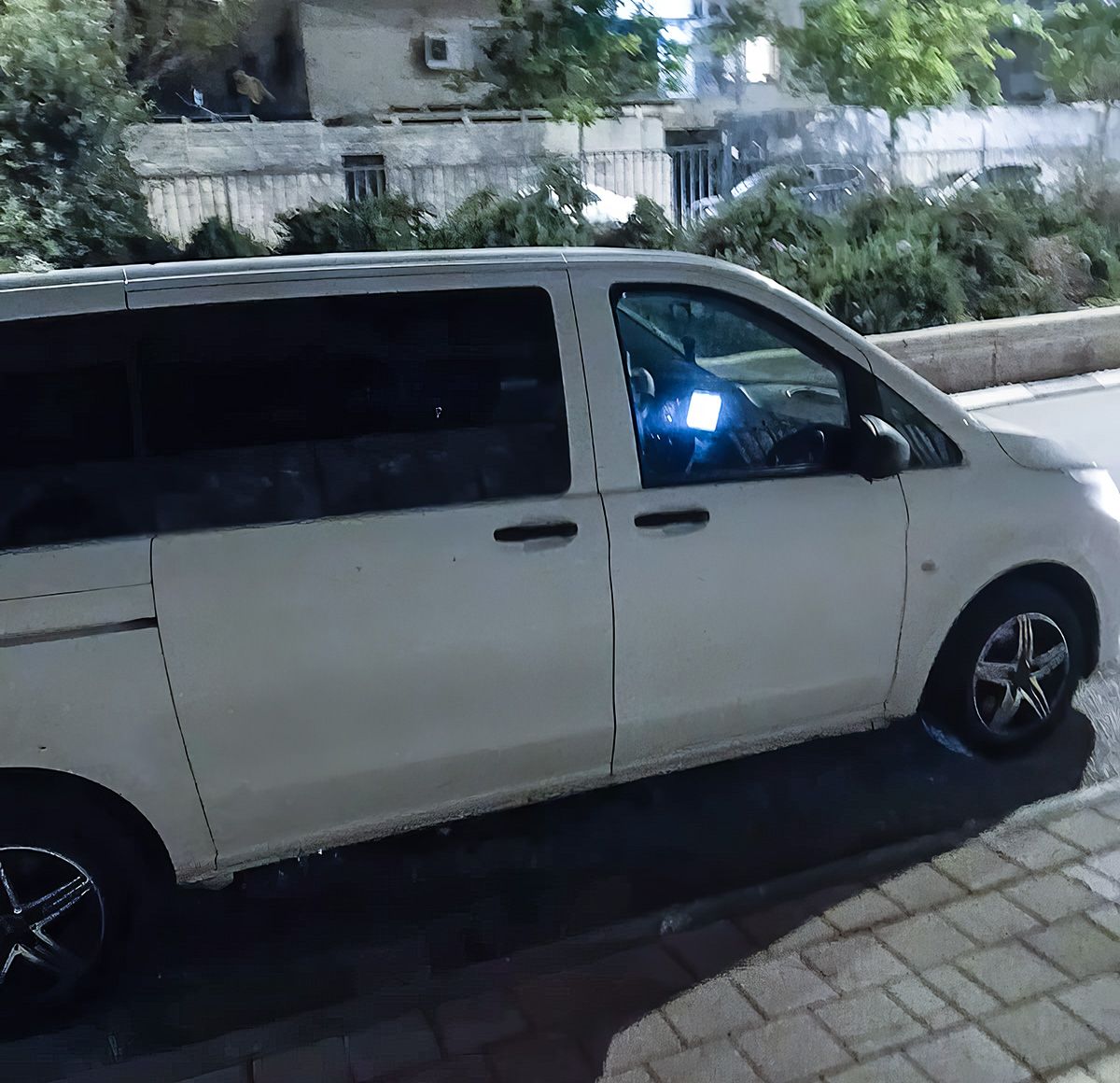 ואן לבן מרווח להסעות, מציע נסיעה נוחה ועבור הסעות לנתבג לקבוצות. (מתאר ואן לבן חונה, מבט צדדי)
