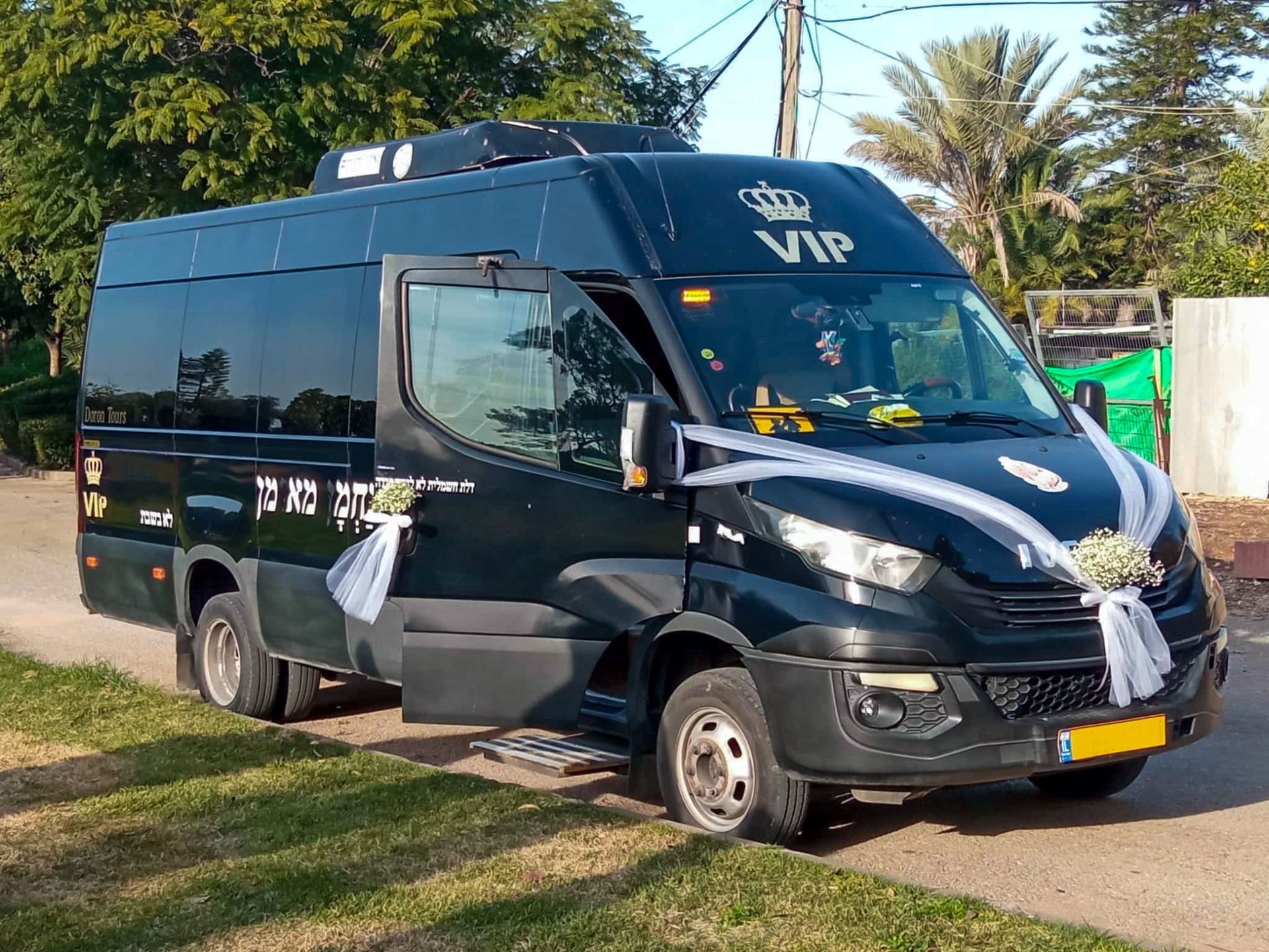 מיניבוס הסעות שחור ומפואר בעיצוב VIP, המציע פתרונות הסעות לנתבג ברמה גבוהה במיוחד.