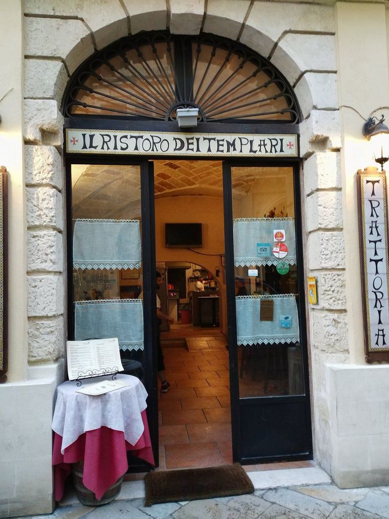 Sala interna del Ristoro dei Templari con volte in pietra leccese