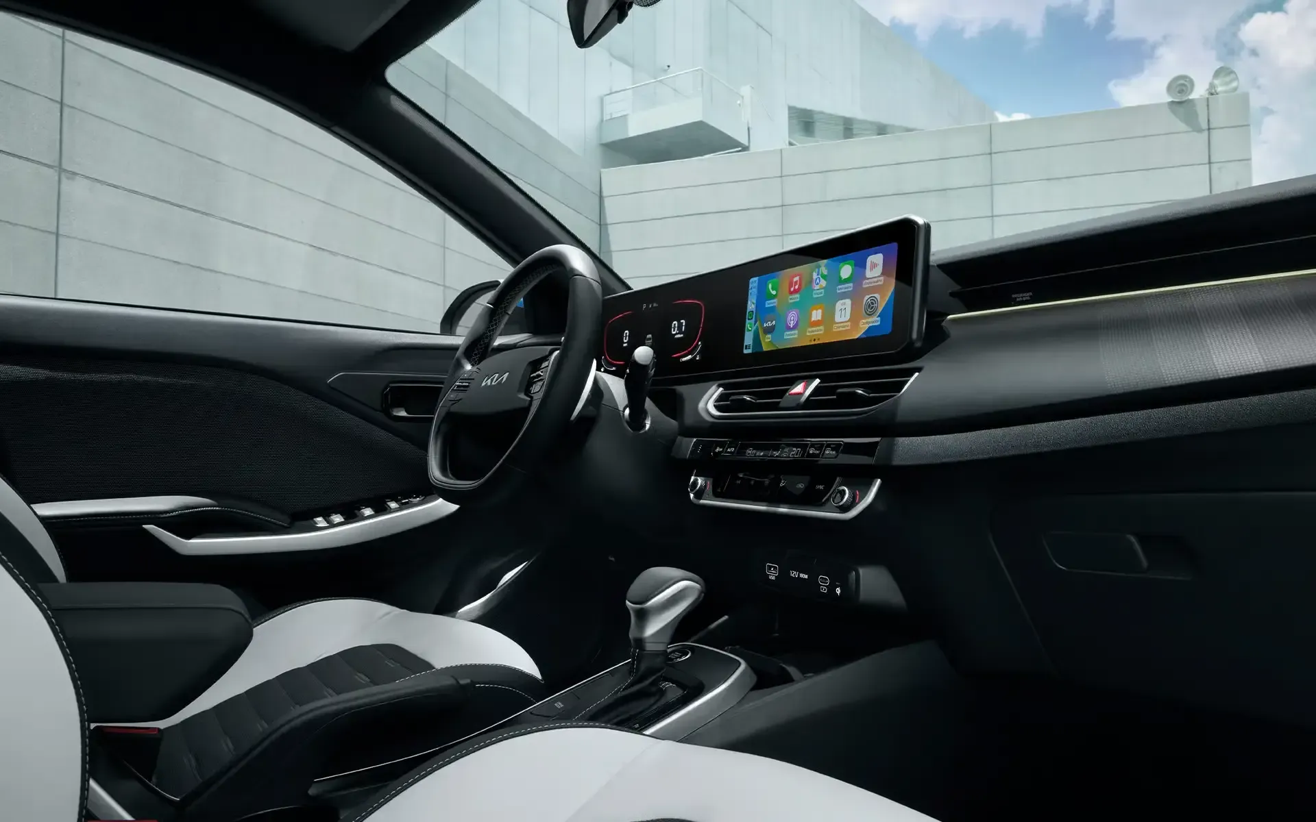 Interior del Kia K3 con asientos, volante y pantalla