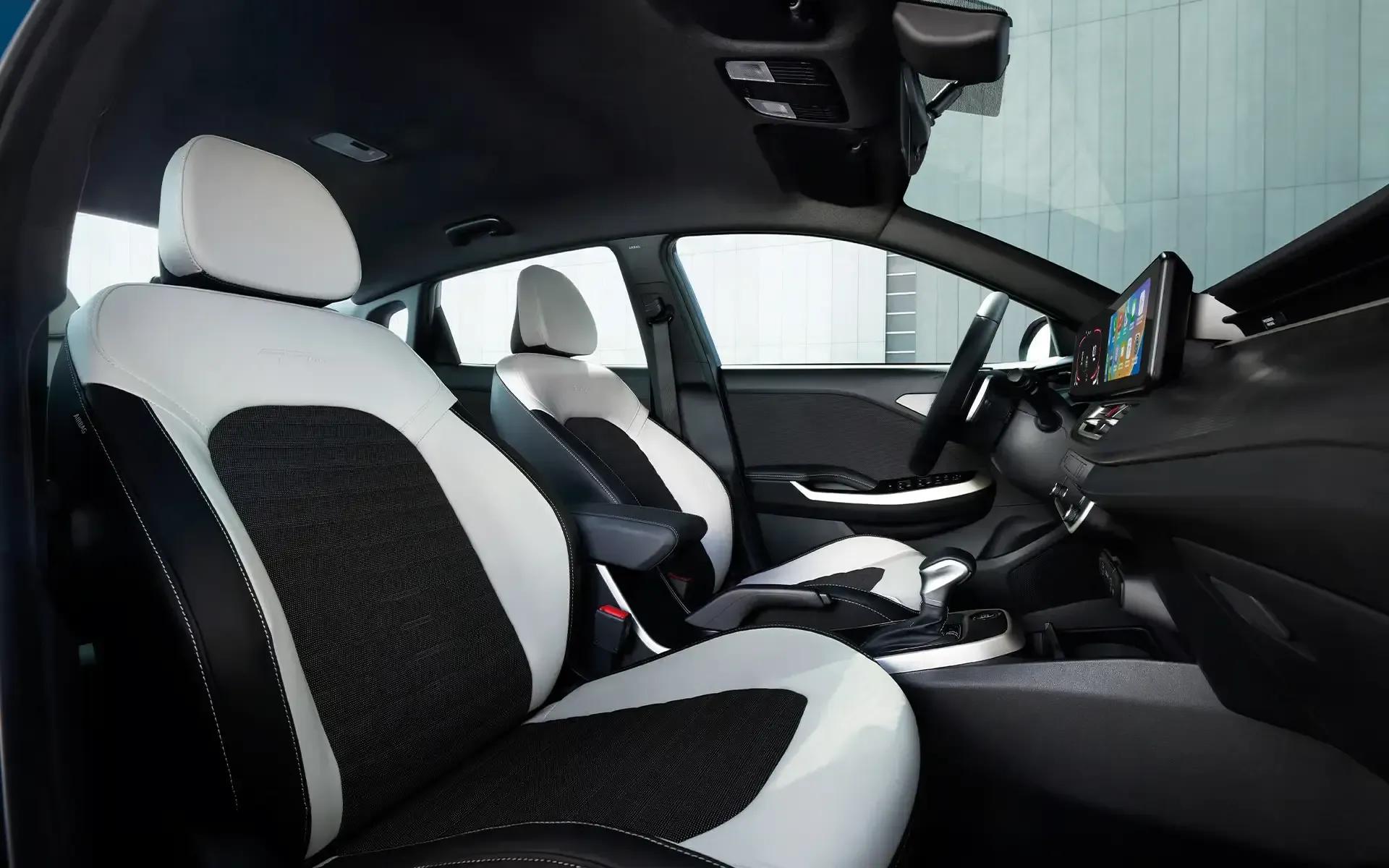 Interior de kia k3 con asientos delanteros y salpicadero blancos y negros