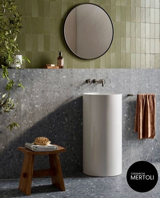 bagno moderno con pareti di colore oro
