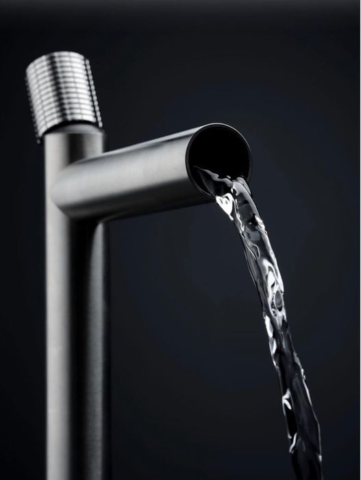 particolare rubinetteria bagno di colore scuro