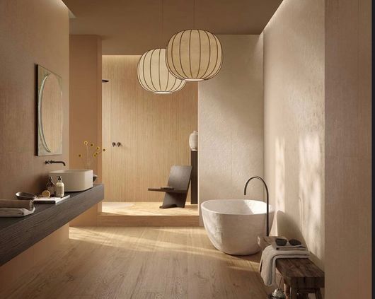 bagno con pareti in marmo bianco