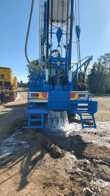 Blue Drilling Rig Releasing Water Onto the Ground. Outdoors, Sunny Day — Wilson's Drilling in South Kolan, QLD