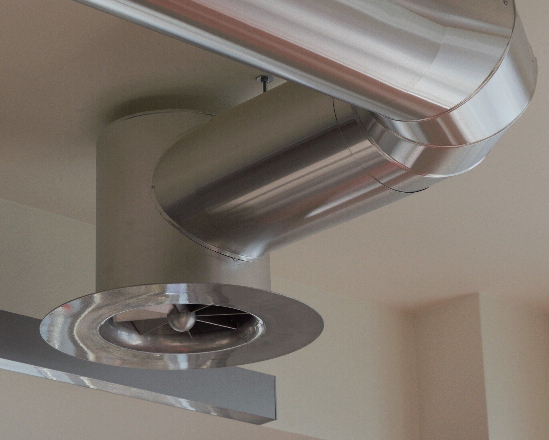 DD-N circular swirl diffuser. Top or side entry circular plenum. Exposed or ceiling mounted. Hidden blanking rings to suit air volume. High induction, optimum comfort. By Krantz