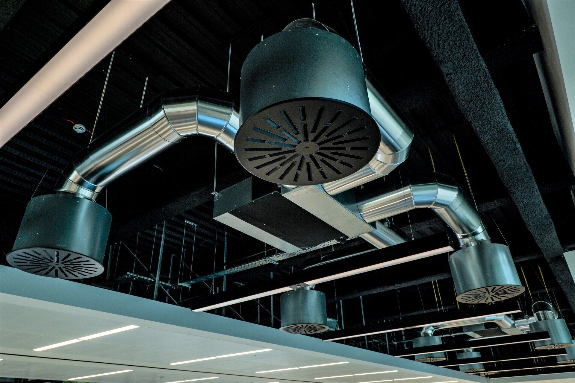 RL swirl diffuser. Ceiling mounted or exposed. Circular or square faceplate. Adjustable blades. Side or top entry plenum box. High induction, optimum comfort. By Krantz