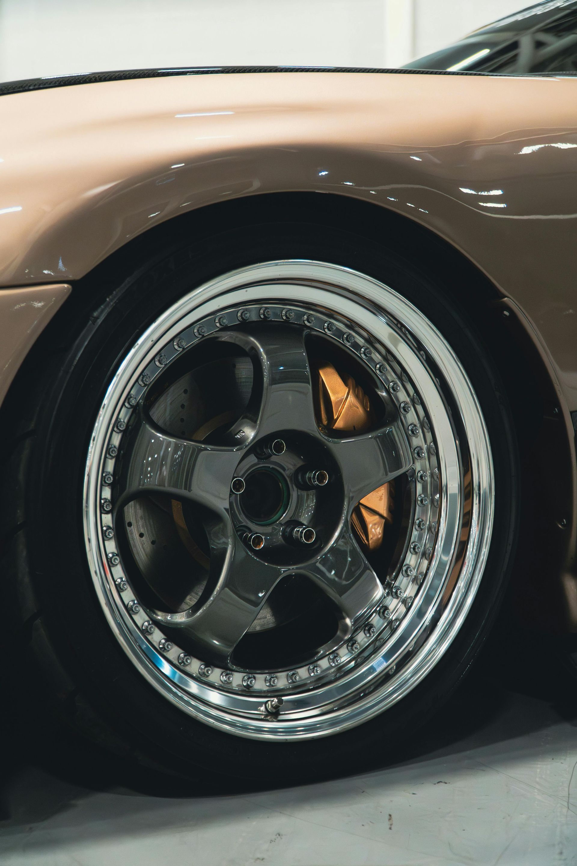 Un primer plano de una rueda de automóvil con pinzas de freno.