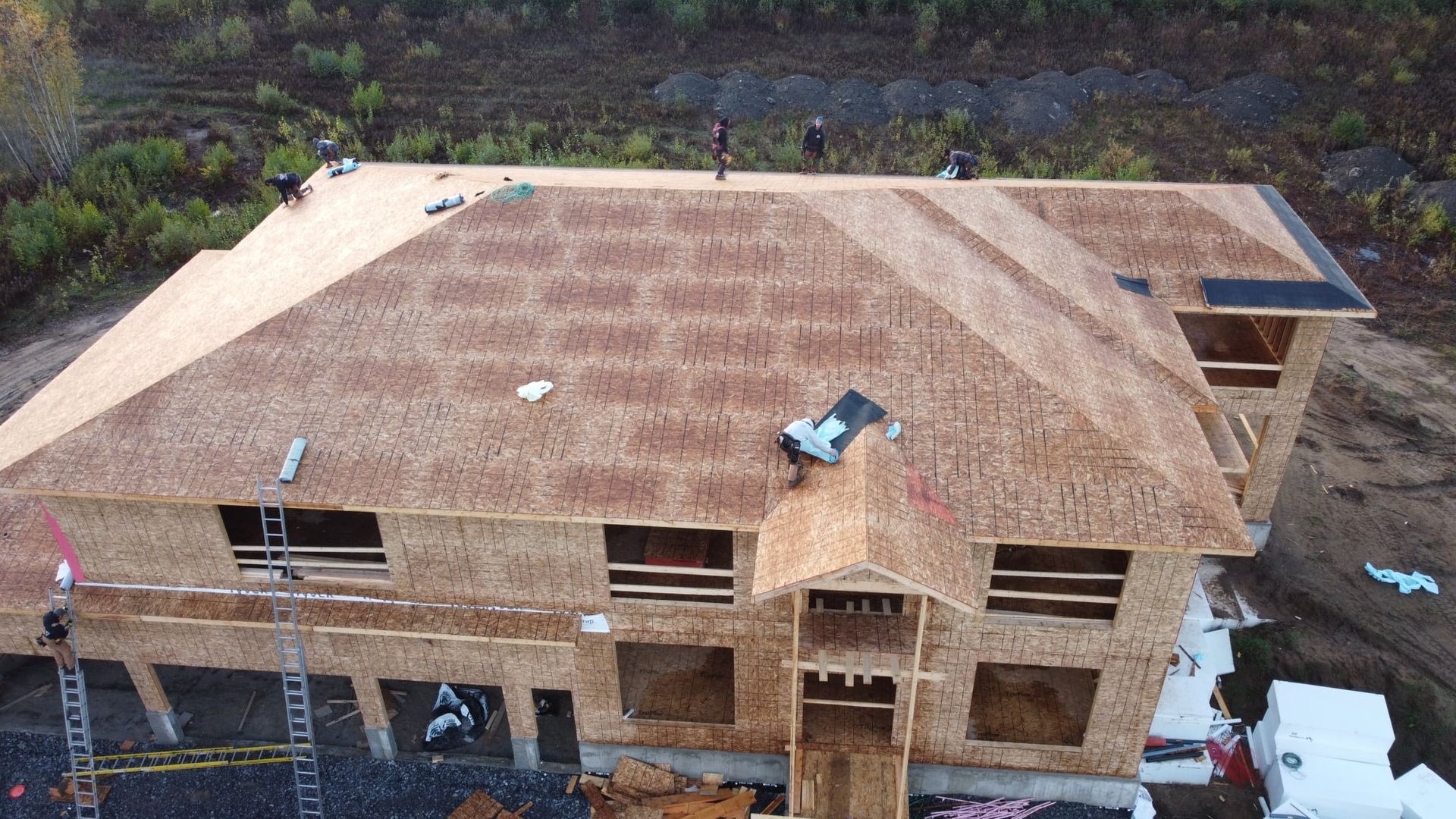 Une vue aérienne d'une grande maison en construction.