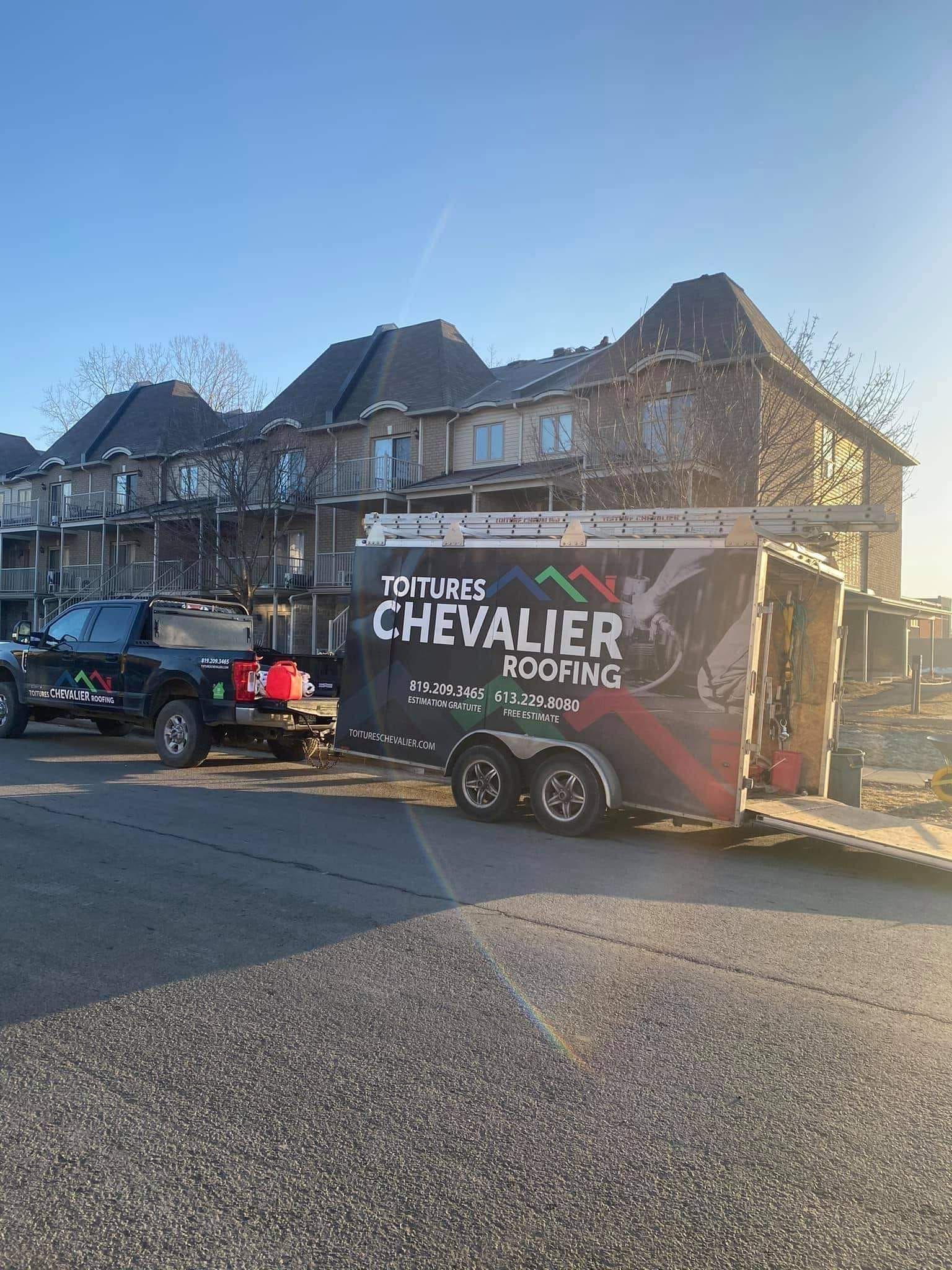 Un camion et une remorque sont garés devant une grande maison.