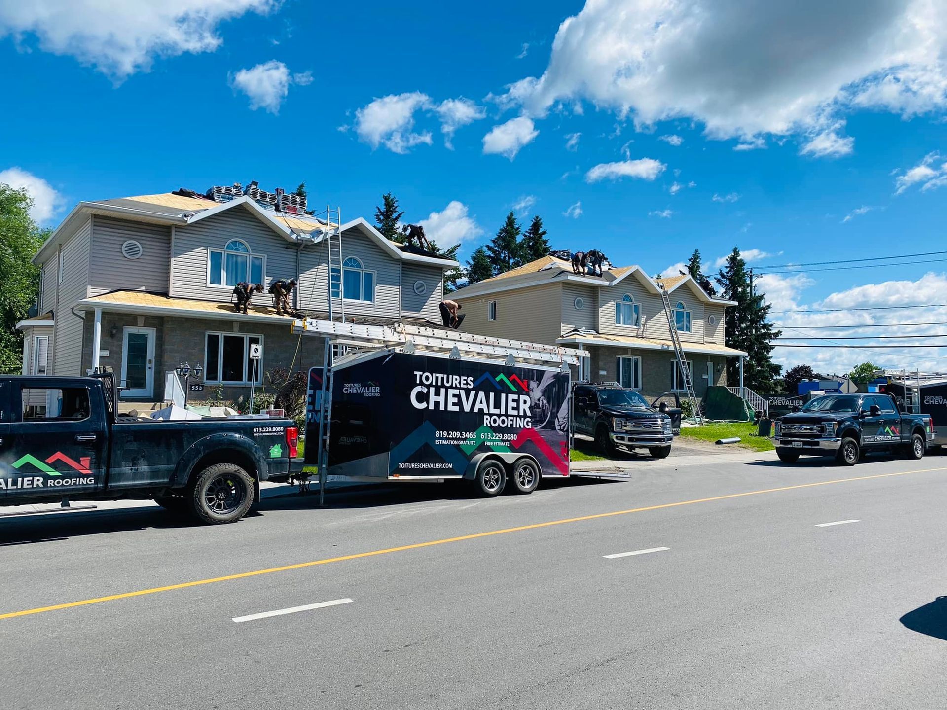Un camion avec le mot chevalier dessus est garé devant une maison.