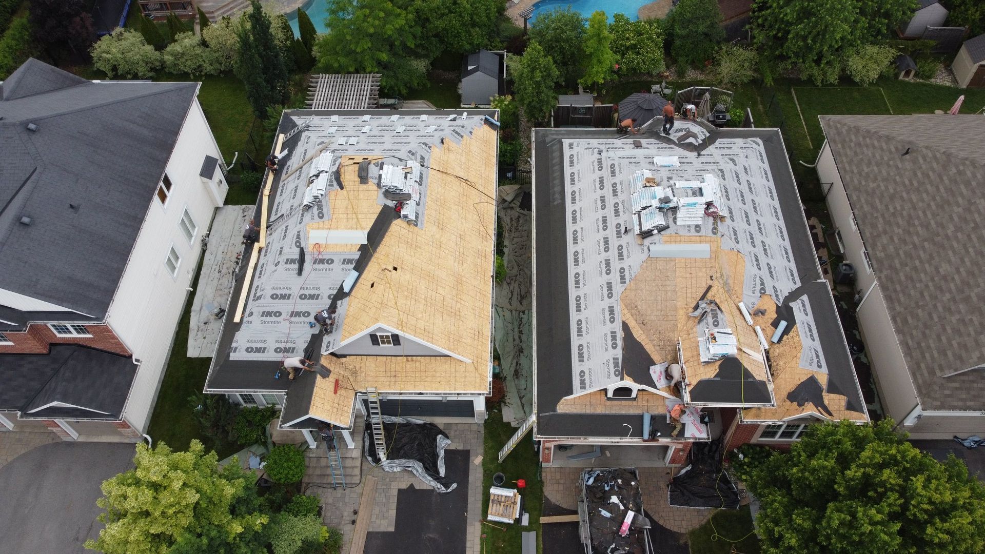 Une vue aérienne d'un toit en cours d'installation sur une maison.