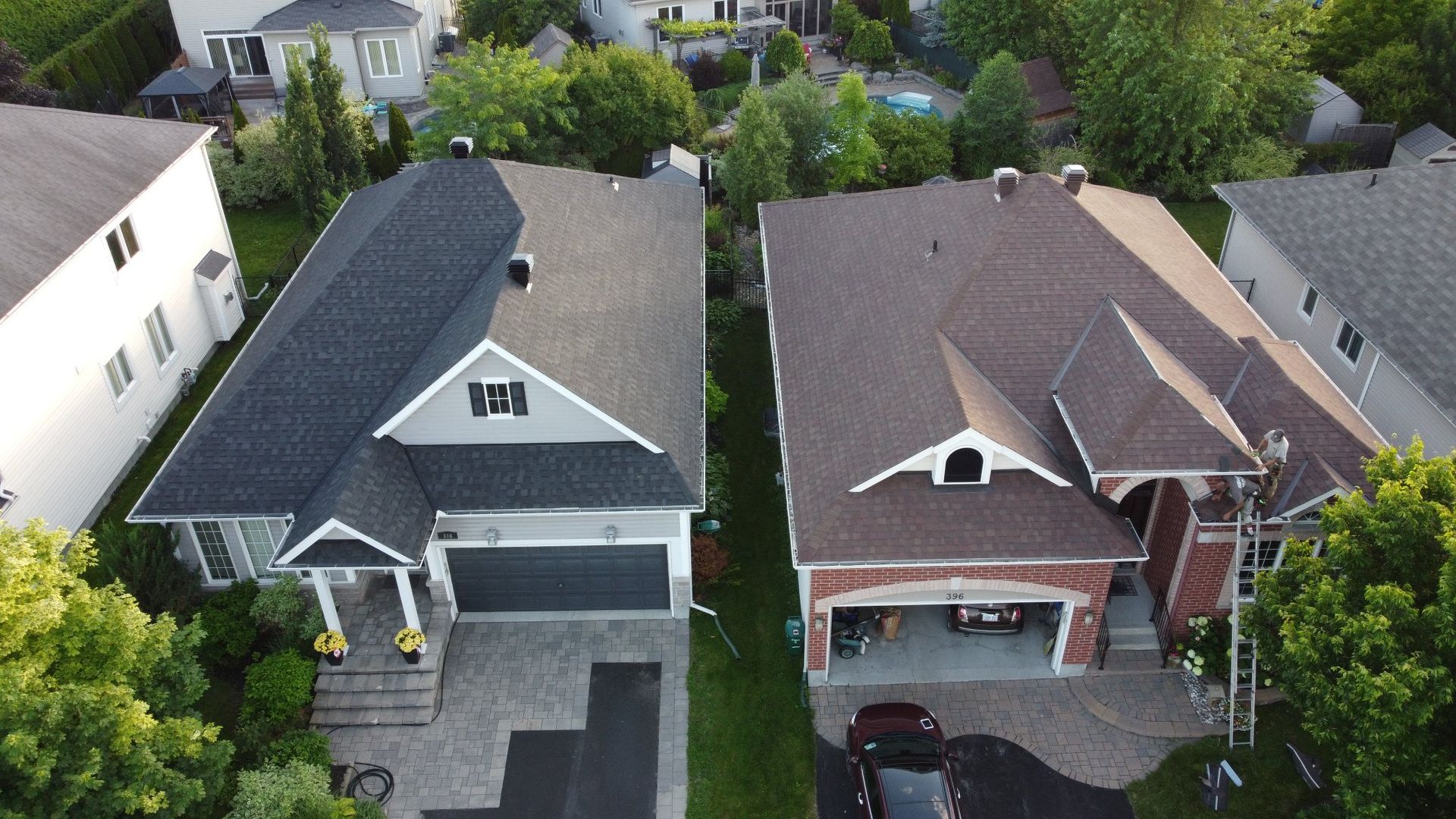 Une vue aérienne d'un quartier résidentiel avec des maisons et des arbres