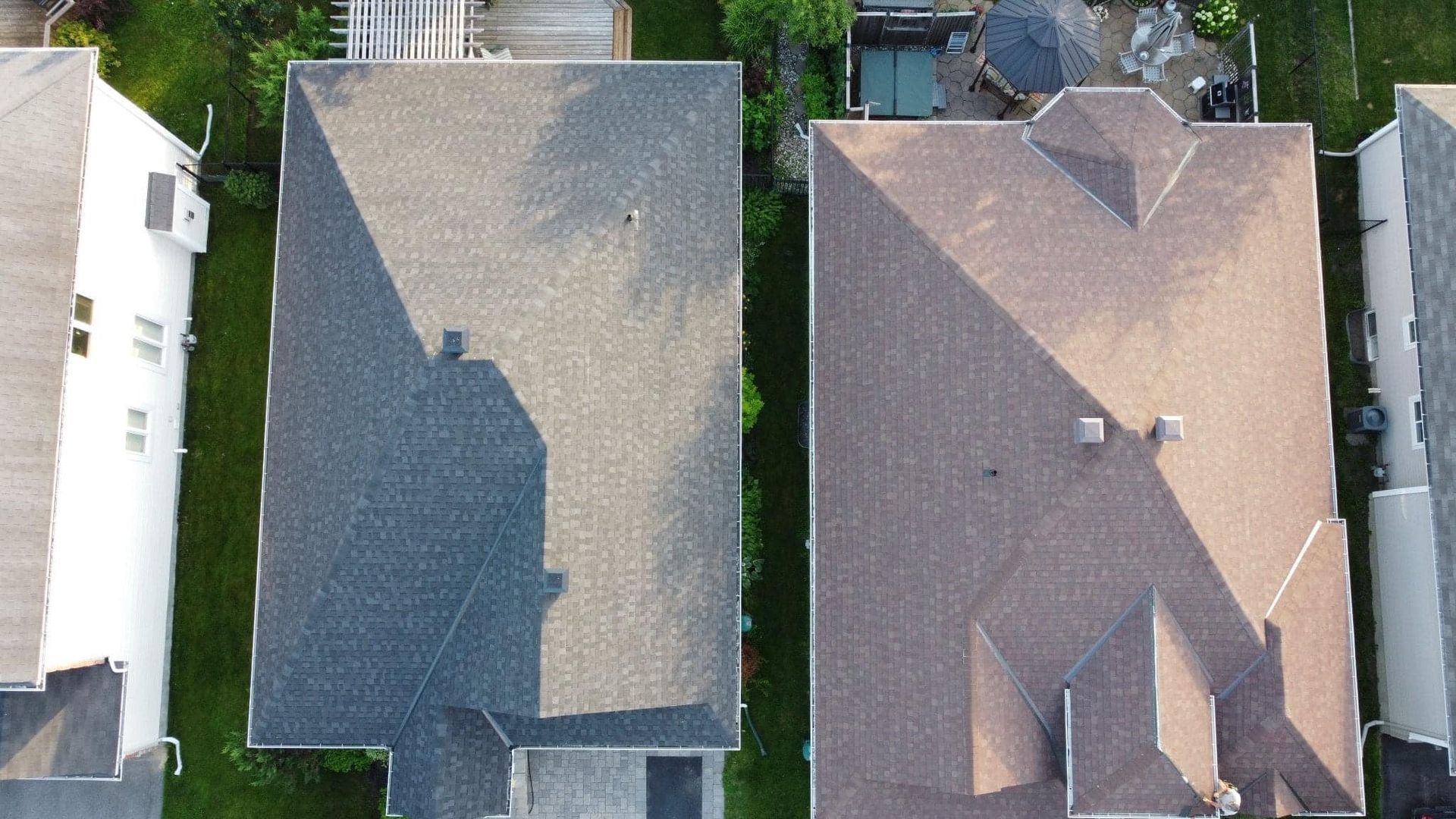 Une vue aérienne d'une rangée de maisons avec leurs toits apparents.