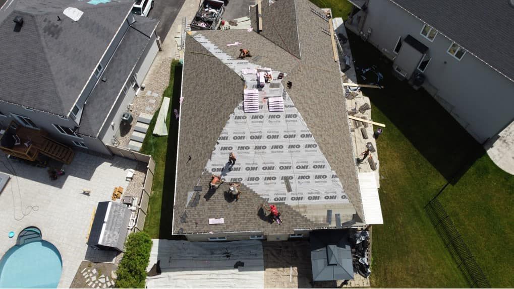 Une vue aérienne d'un toit en cours d'installation sur une maison.