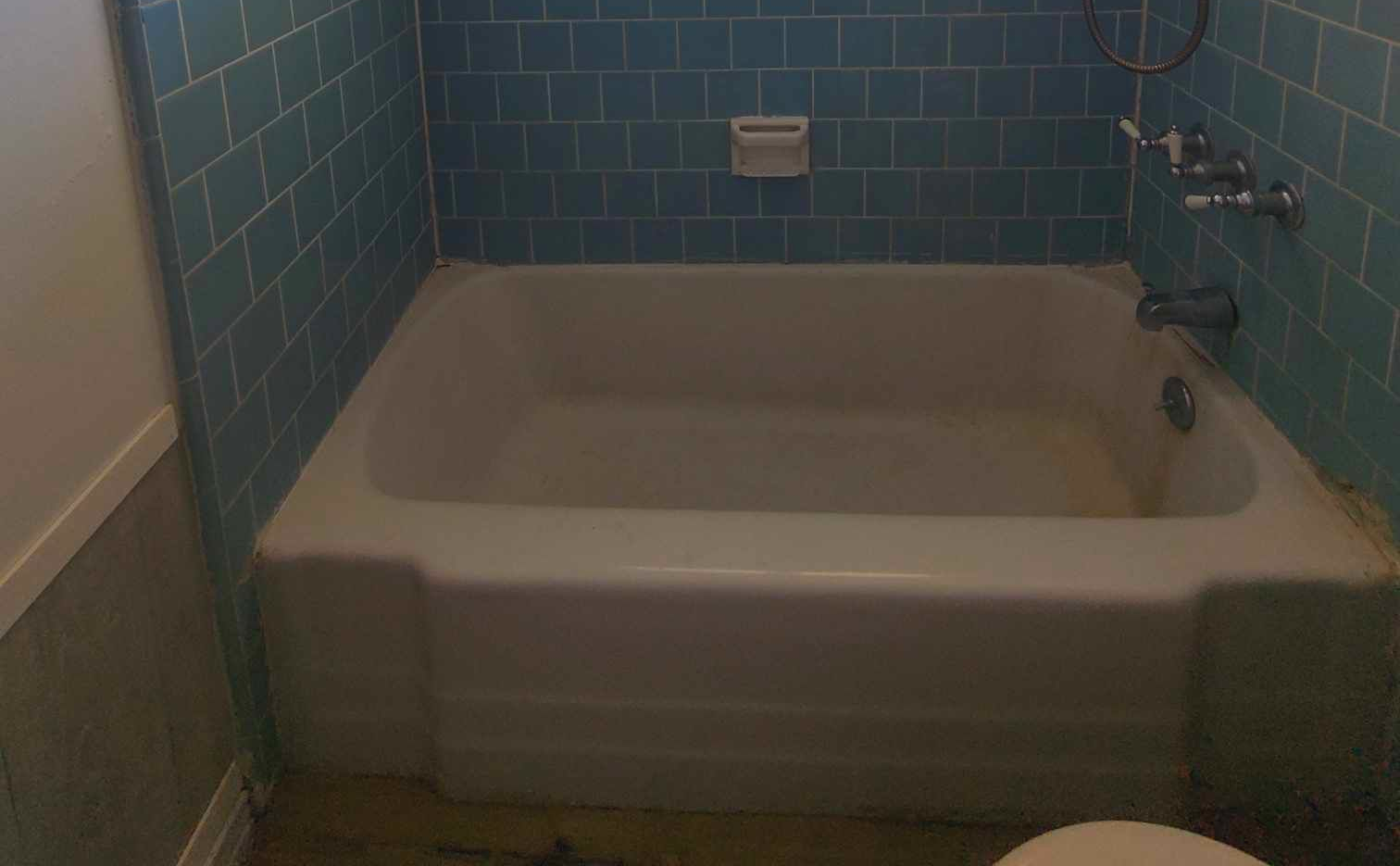 Image of a bathtub that needed to undergo a bathtub remodeling service.