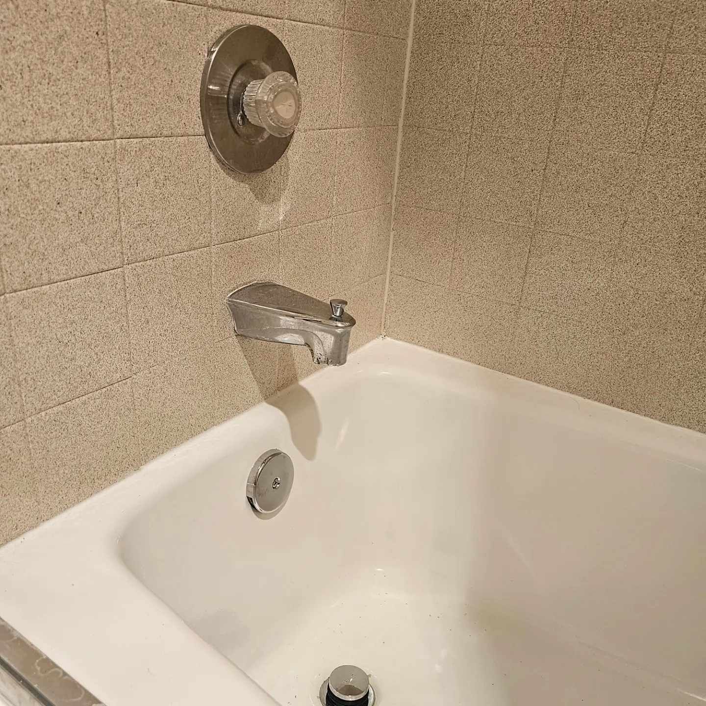 Image of a bathtub that was refinished here in a Palm Springs bathroom.