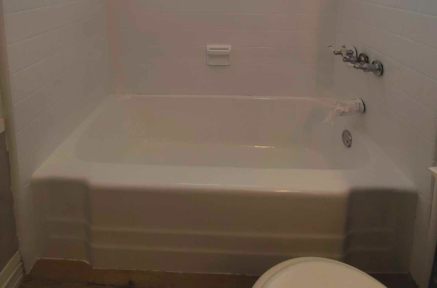 Image of a refinishing service for bathtubs and bathroom tile backsplashes.