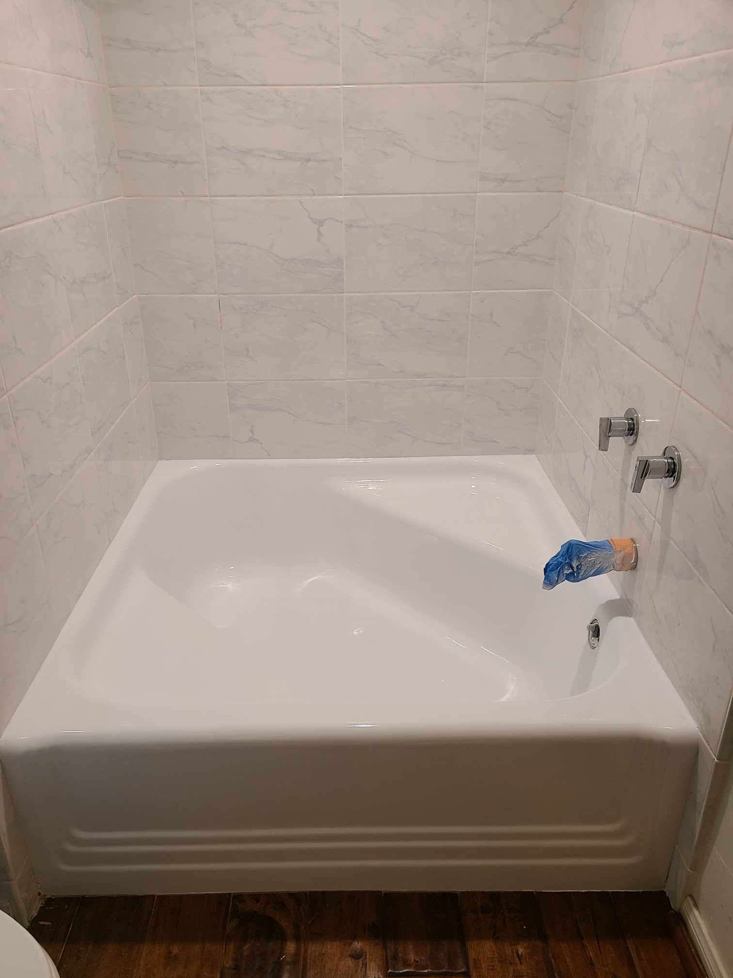 Picture of a tub that has been refinished white.