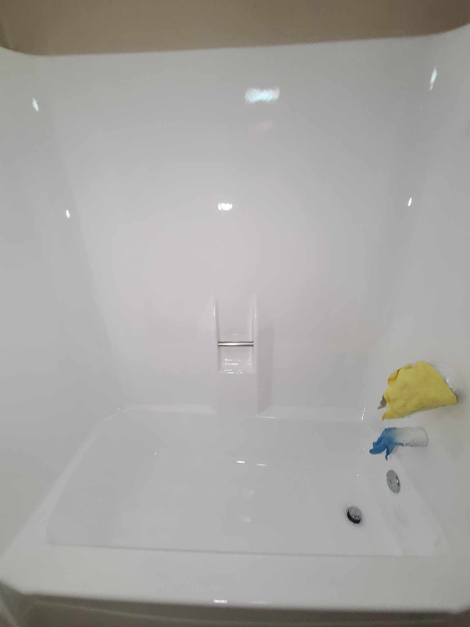 Image of a tub restoration service. You can see a bathtub that was restored through refinishing.
