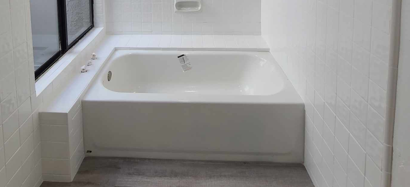 Image of a bathtub that was refinished white. You can see the tile was also refinished. This was done by a bathtub refinshing company near the Palm Springs, CA area.