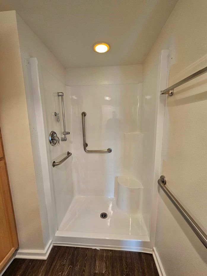 Image showing a bathtub shower combo that has just been refinshed by Gorrilla Tubs Refinishing.