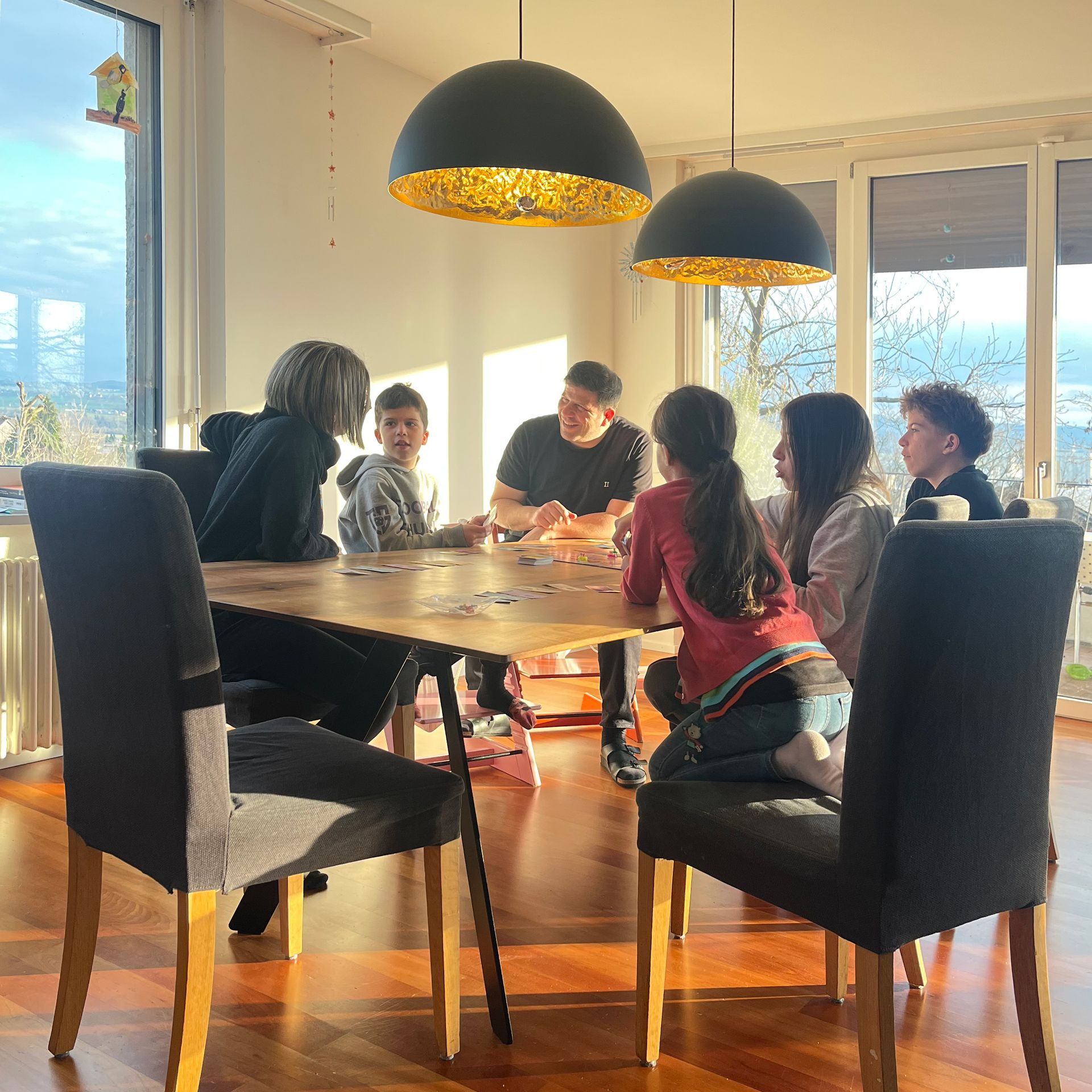 Claudio Votta mit Familie am Esstisch
