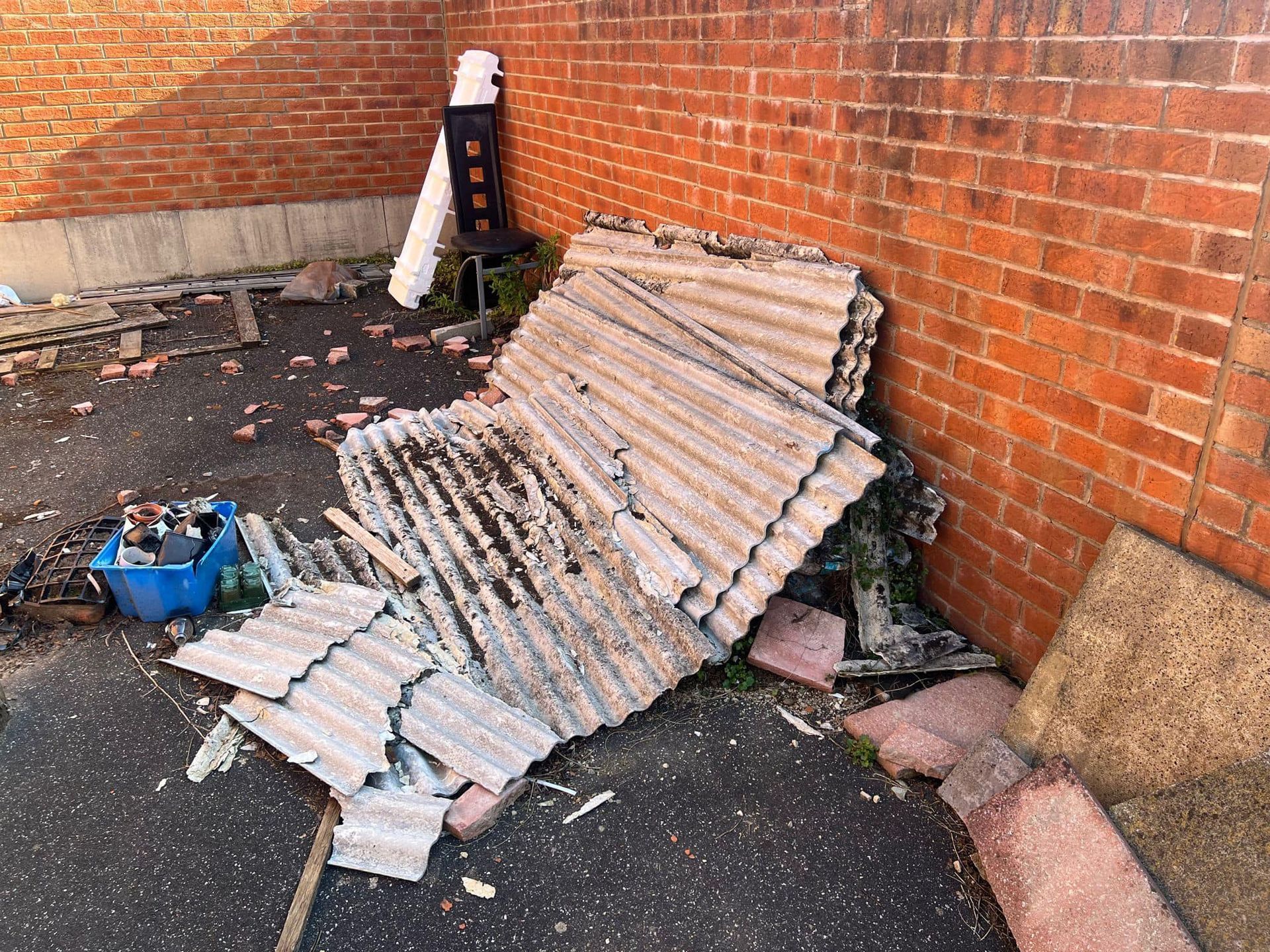 Unsafe asbestos garage roof removal attempt without protection