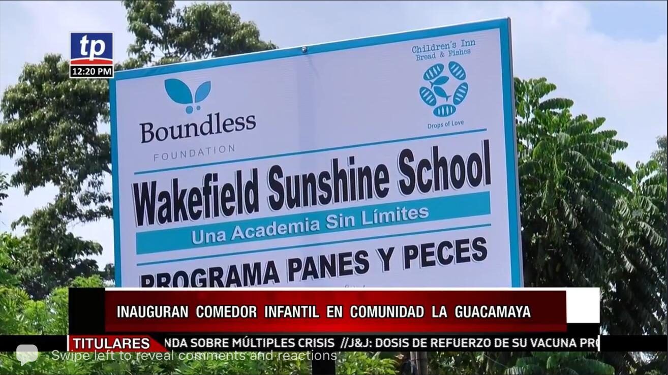 Large school sign for Wakefield Sunshine School with blue border and text “Programa Panes y Peces.”