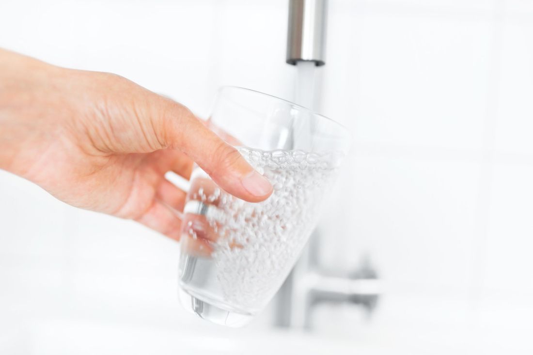 bicchiere con acqua da rubinetto