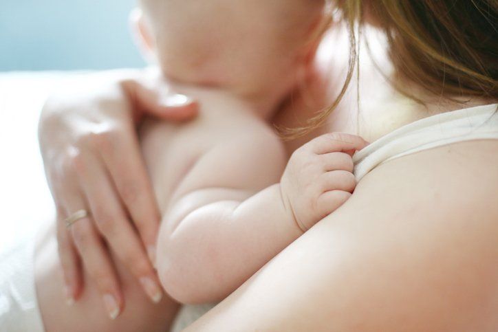 mamma con in braccio un neonato