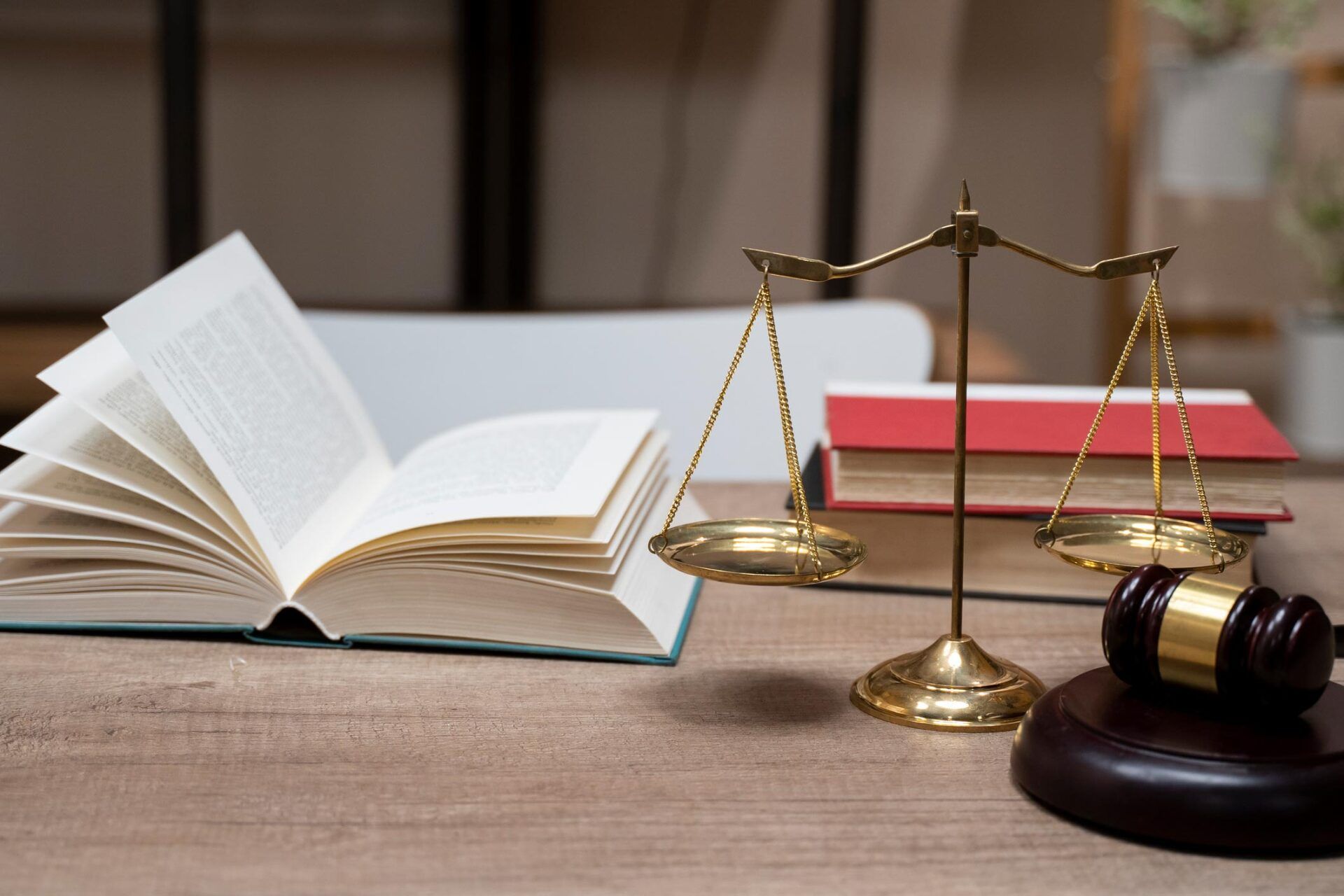 Justice scales and wooden gavel | Eastern Melbourne, VIC | Williams & Lay Lawyers