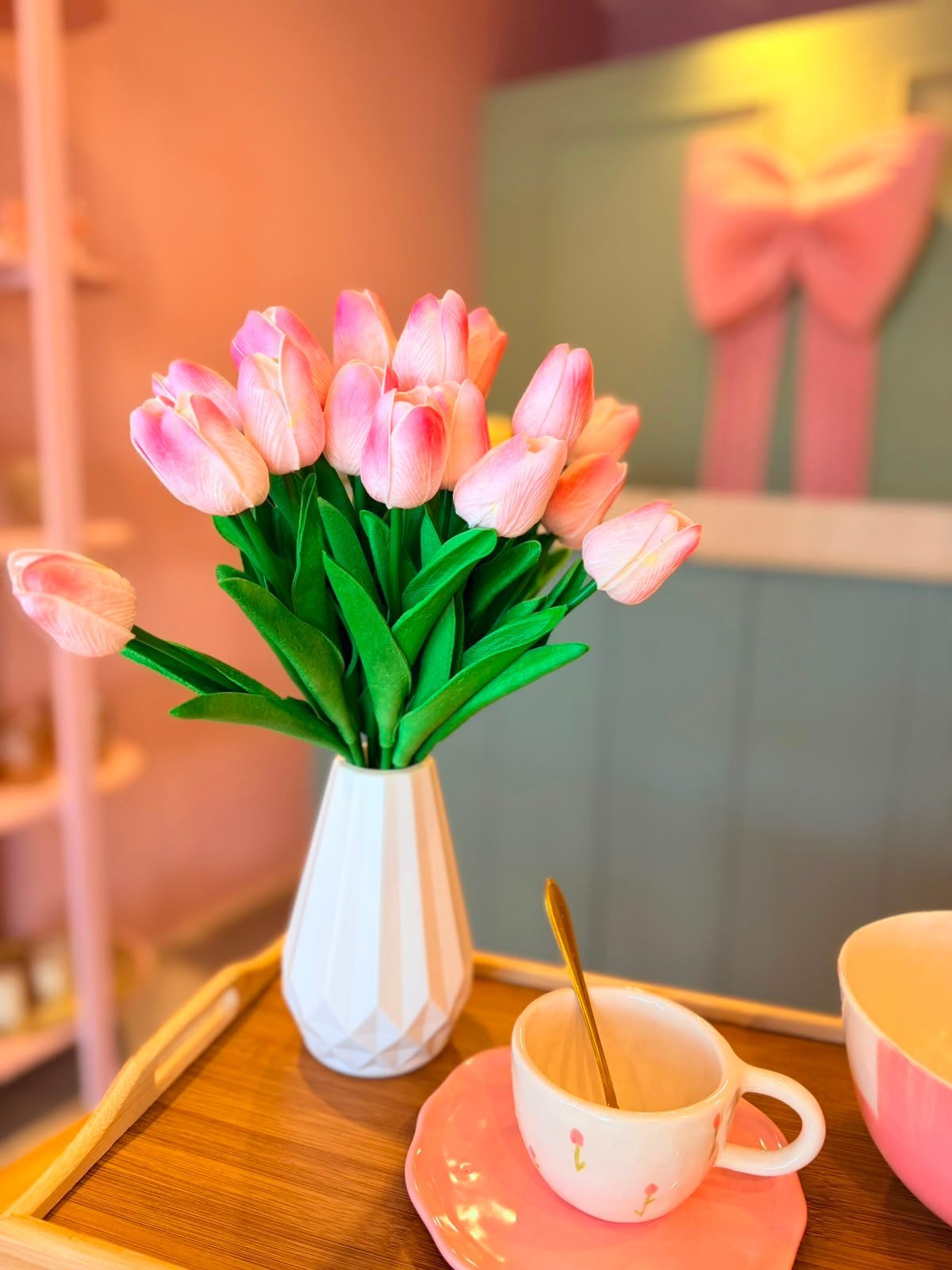 tulipanes blancos con rosa