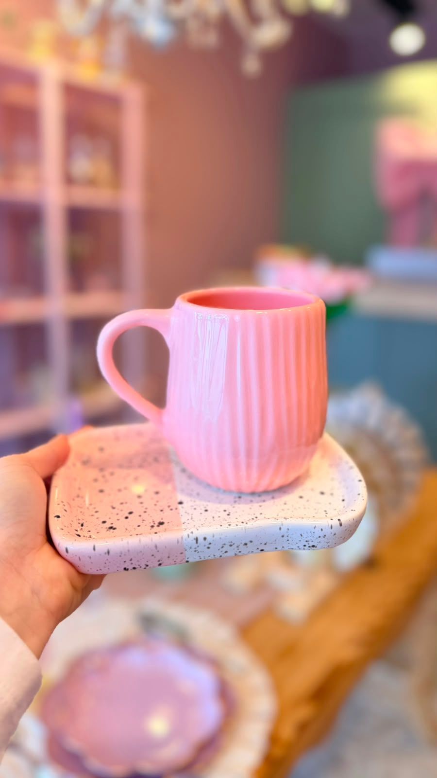 taza esgrafiada rosa